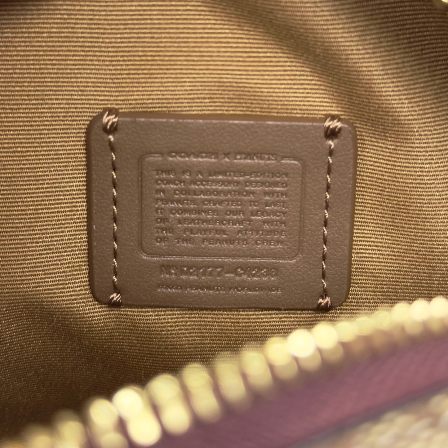 Coach 聯乘 Snoopy 斜揹袋