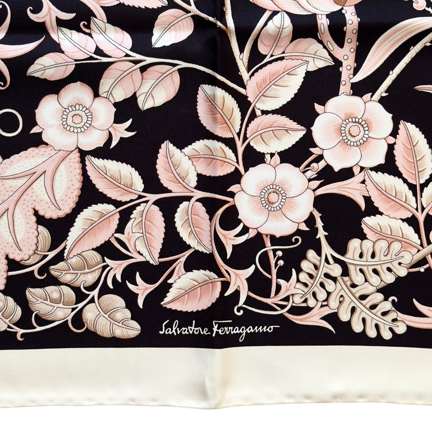 SALVATORE FERRAGAMO 絲巾