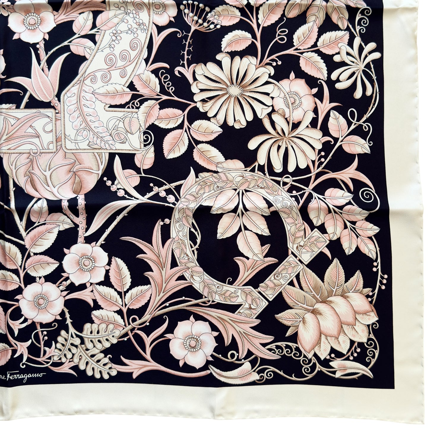 SALVATORE FERRAGAMO 絲巾