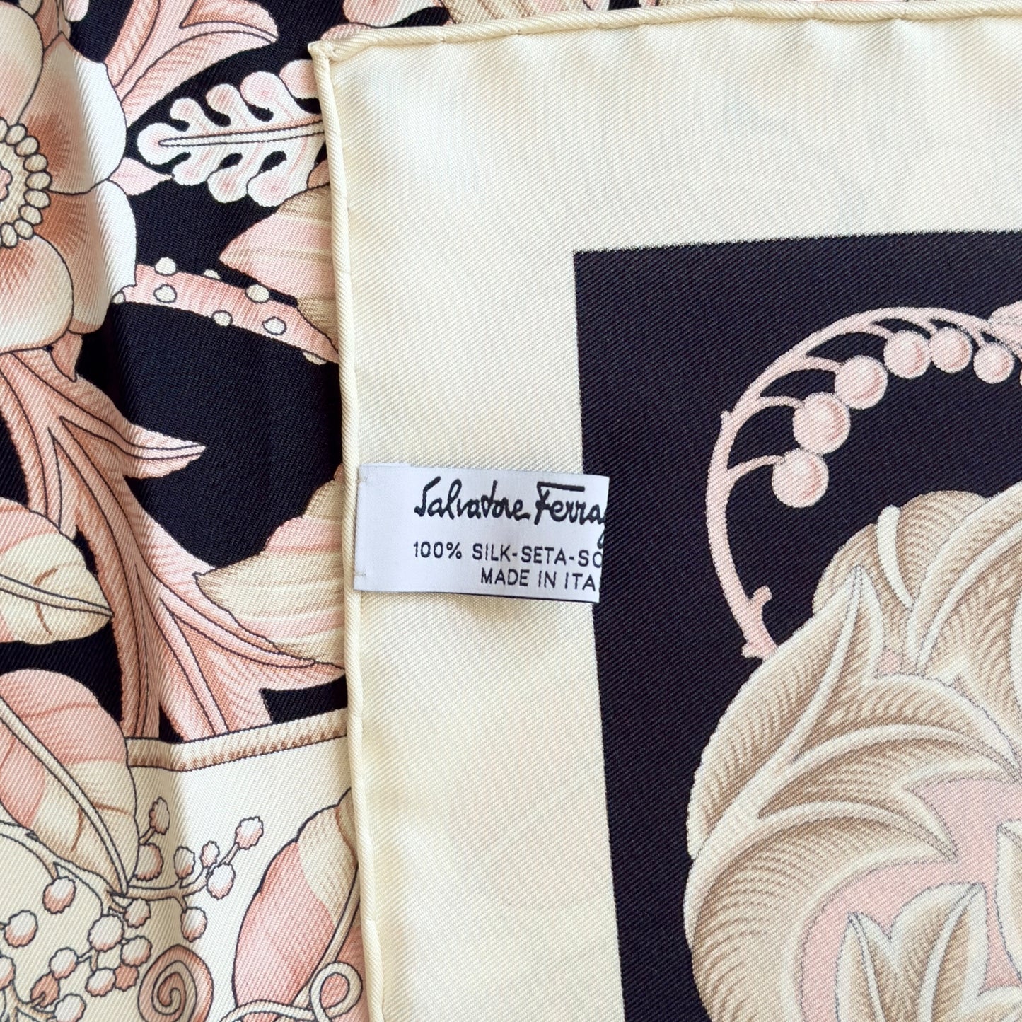 SALVATORE FERRAGAMO 絲巾