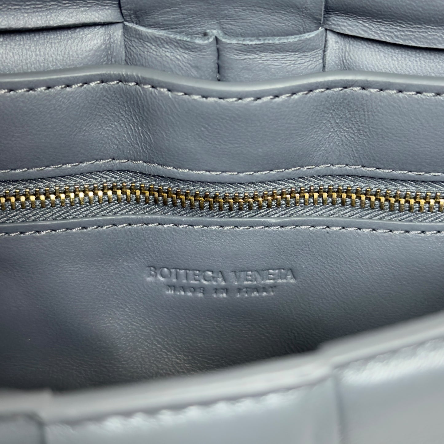 BOTTEGA VENETA Cassette Padded 斜揹袋