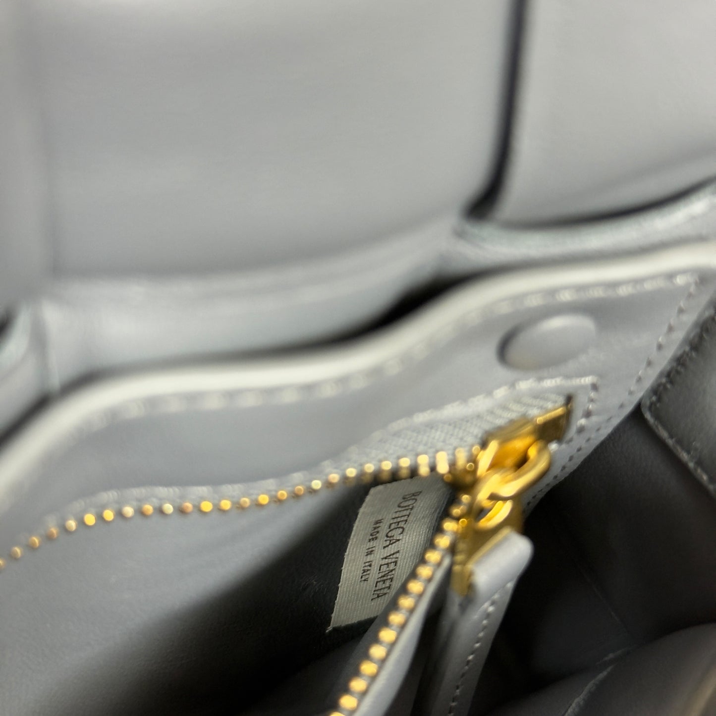 BOTTEGA VENETA Cassette Padded 斜揹袋