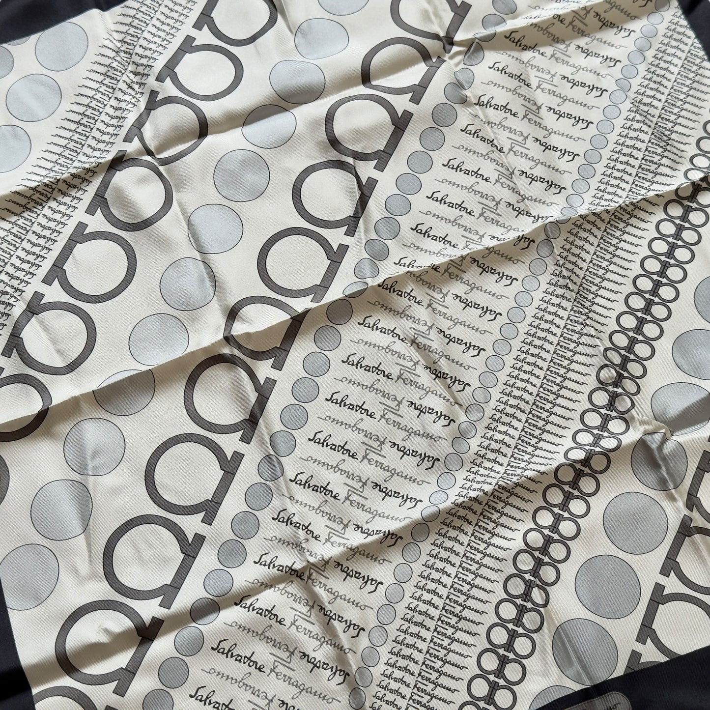 SALVATORE FERRAGAMO 絲質方巾