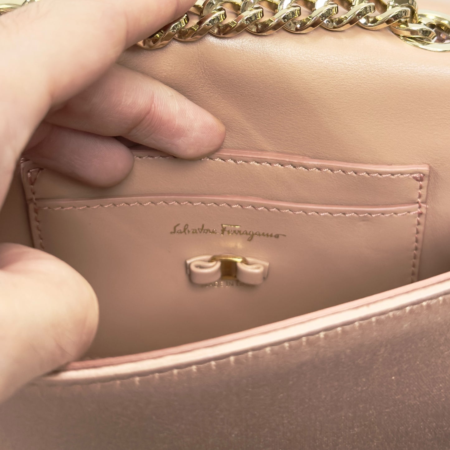 FERRAGAMO 滿鑽 鏈條 斜揹袋