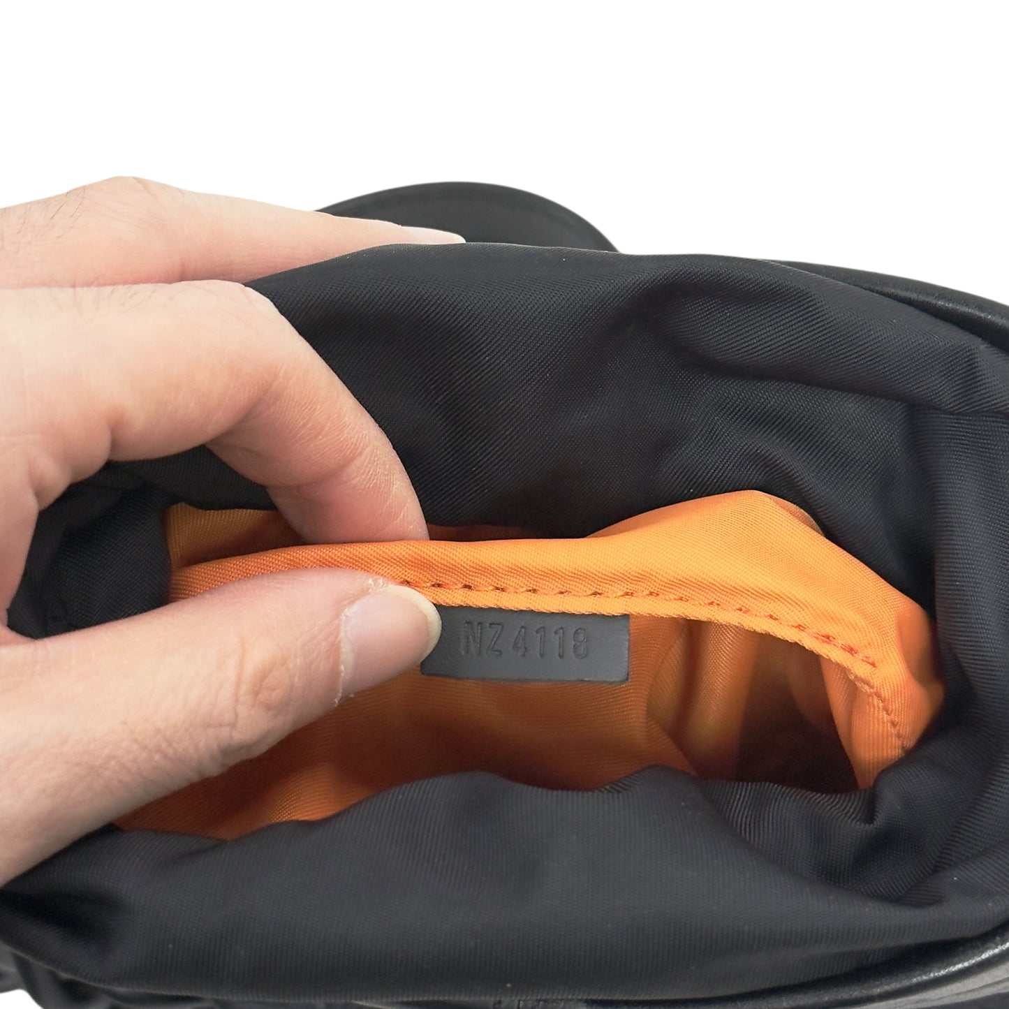 LOUIS VUITTON Chalk Nano 斜揹袋